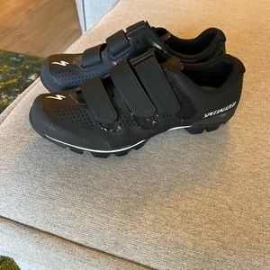 Specialized Riat women’s mountain bike shoes.  Excellent condition. SZ9.
